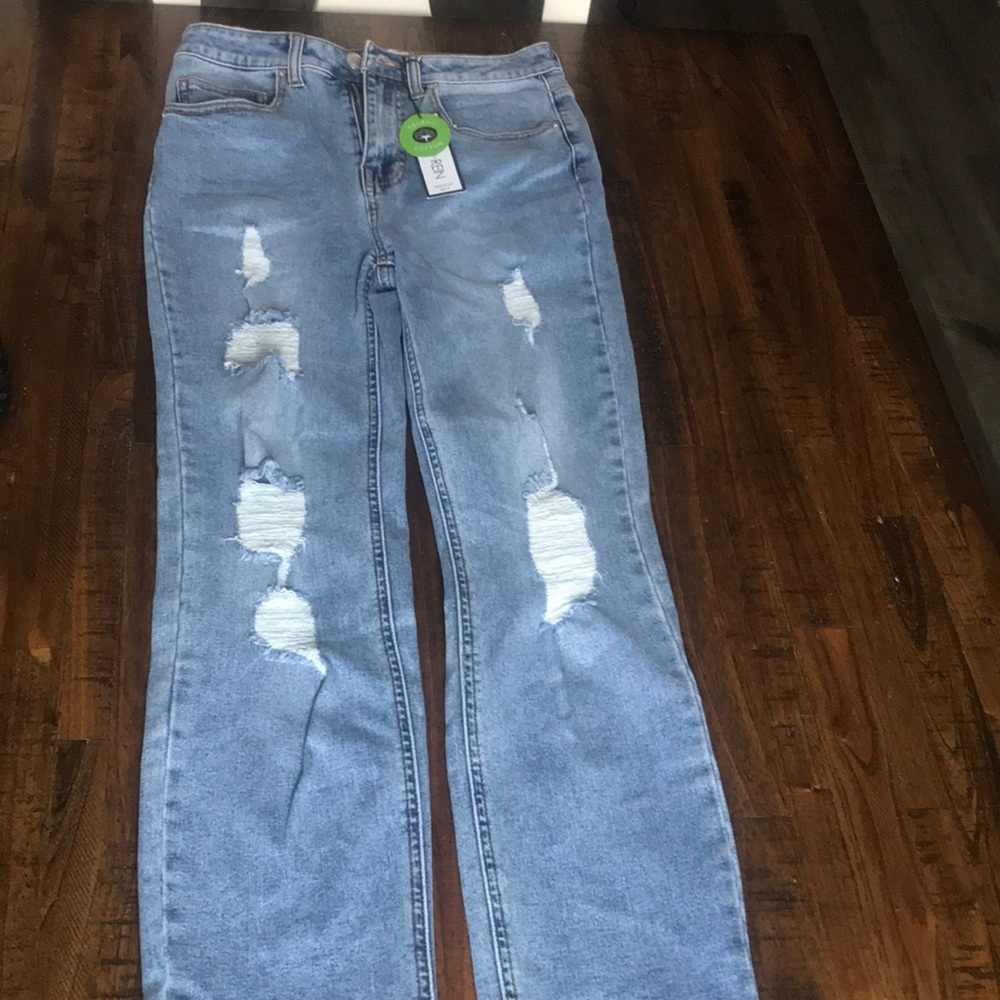 Woman’s Sz 5 Distressed Jean w/Tags